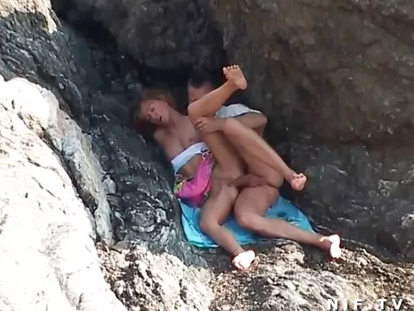 Anal sex sur la plage pour une couple anal amateur français.