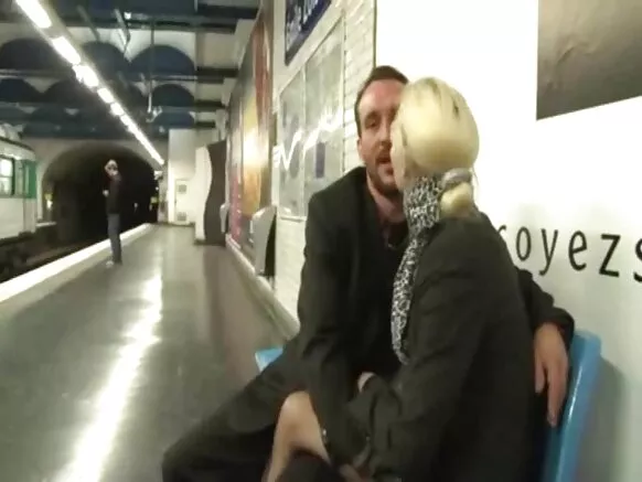 Alicia fucké en anal amateur en xxx anal service dans le métro par William.