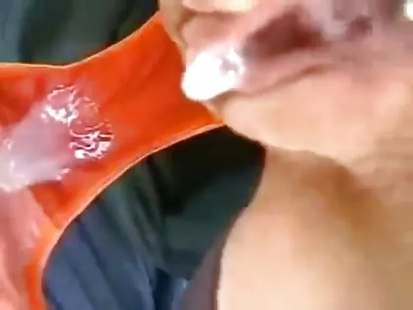 Anal farting avec un grand dick avec sperme dans le culotte anal.