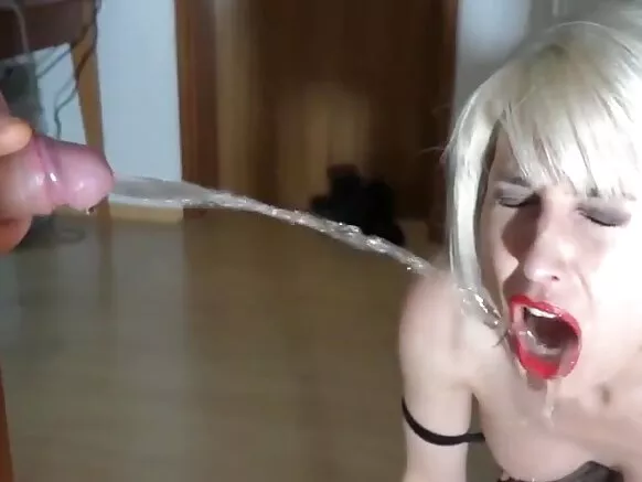 XXX lesbienne anal avec MILF allemand termine avec un douche d'or.